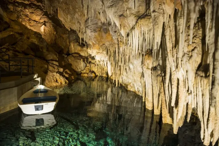 Framed Print : Stalagmites and stalactites in the beautiful Crystal subterranean cave, Bermuda Framed Print : Stalagmites and stalactites in the beautiful Crystal subterranean cave, Bermuda