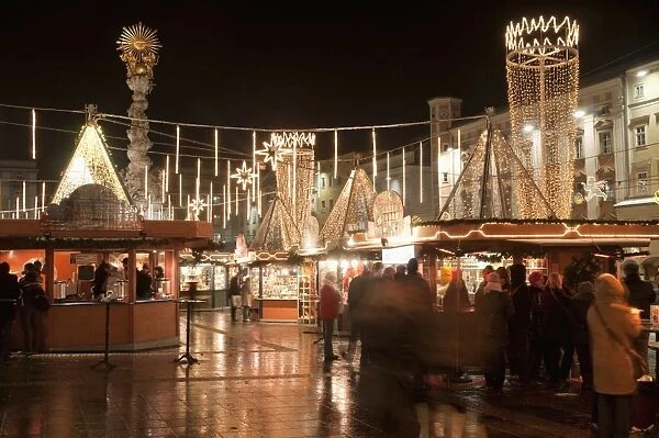 Stalls of Christmas Market, with Baroque Trinity Column in background, Hauptplatz