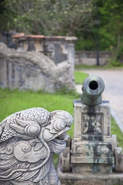 Statue and cannon in Forbidden Purple City in Citadel, UNESCO World Heritage Site, Hue, Thua Thien-Hue, Vietnam, Indochina, Southeast Asia, Asia