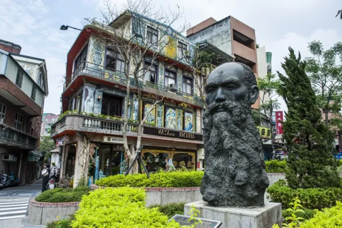 Framed Print : Statue of Dr. Mackay on a square in Danshui suburb of Taipeh, Taiwan, Asia Framed Print : Statue of Dr. Mackay on a square in Danshui suburb of Taipeh, Taiwan, Asia