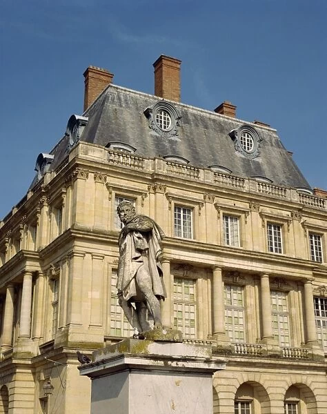 Statue in front of Fontainebleau Chateau in Seine et Marne, Ile de France, France, Europe