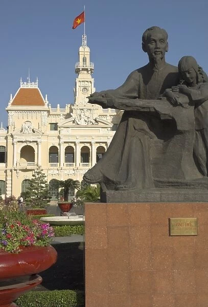 Statue of Ho Chi Minh in front of the Hotel de Ville