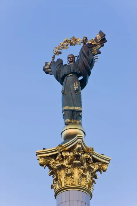Framed Print : Statue in Independence Square (Maidan Nezalezhnosti), the symbol of Kiev