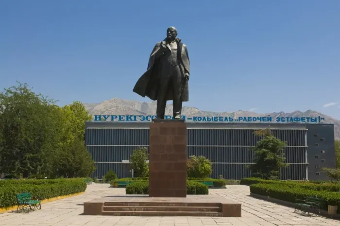 Framed Print : Statue of Lenin, Nurek, Tajikistan, Central Asia