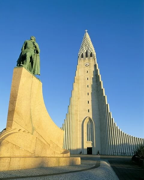 Statue of Liefur Eiriksson and the Hallgrimskikja church