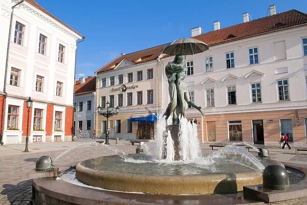 Statue of lovers (Suudlevad Tudengid), Town Hall Square (Raekoja Plats), Tartu, Estonia, Baltic States, Europe