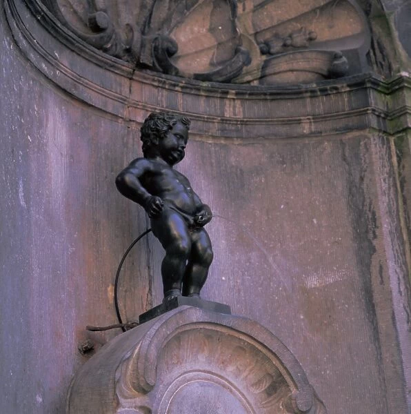 Statue of the Manneken Pis, Brussels (Bruxelles), Belgium, Europe