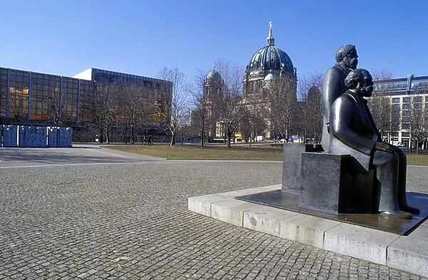 Statue of Marx and Engels