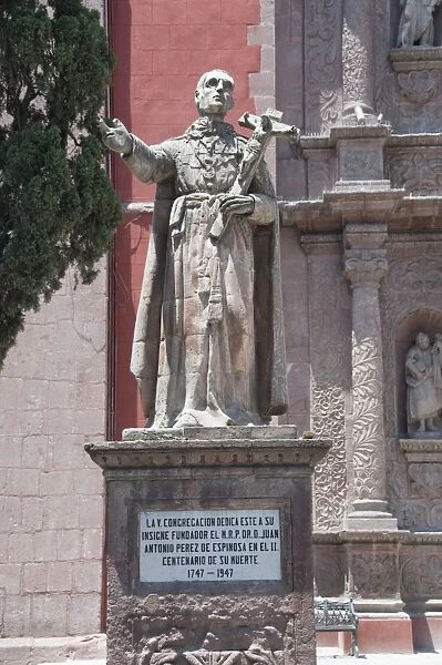 Statue outside the Oratorio de San Felipe Neri, a church in San Miguel de Allende