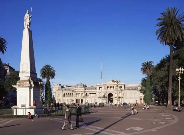Framed Print : Statue in Plaza de Mayo and Casa Rosada, Buenos Aires, Argentina, South America Framed Print : Statue in Plaza de Mayo and Casa Rosada, Buenos Aires, Argentina, South America
