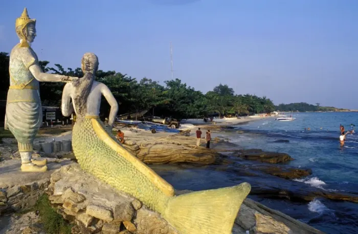 Framed Print : Statue of prince and mermaid from epic Phra Aphaimani Framed Print : Statue of prince and mermaid from epic Phra Aphaimani