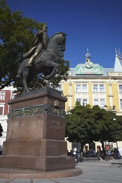 Statue in Public Square, Lviv (Lvov), Western Ukraine, Ukraine, Europe