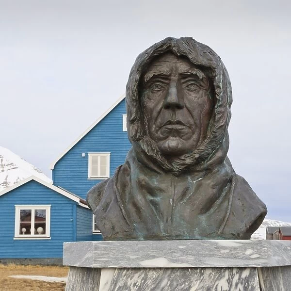 Statue of Roald Amundsen, Ny Alesund, Spitsbergen (Svalbard), Arctic, Norway, Scandinavia, Europe