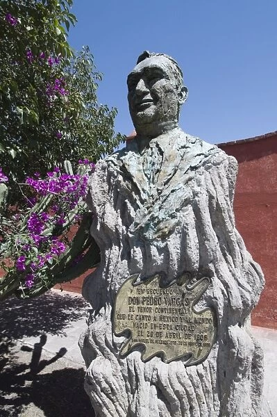 Statue of singer Don Pedro, San Miguel de Allende (San Miguel), Guanajuato State