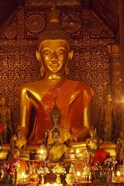 Statue of the sitting Buddha in the interior of Wat
