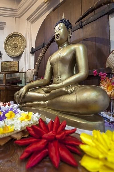 Statue of sitting Buddha, Temple of the Sacred Tooth Relic, Kandy, UNESCO World Heritage Site, Sri Lanka, Asia