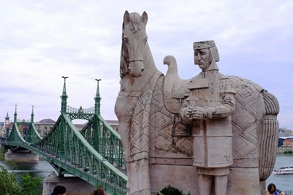 Statue of Stephen I of Hungary, Istvan Magyar Kiraly, and Szabadsag hid (Liberty Bridge)