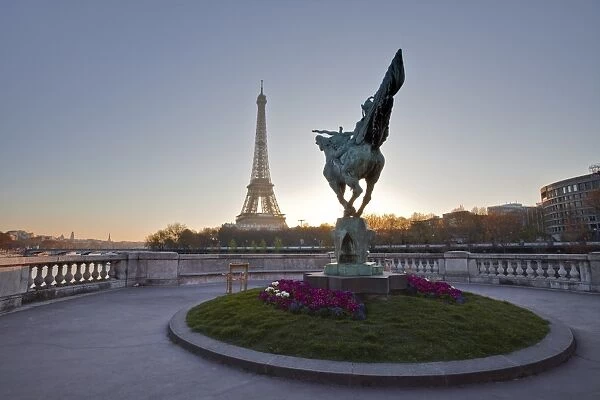 Statue de Wederlink symbolising the French Resistance, Pont Bir Hakeim, with the Eiffel Tower behind, Paris, France, Europe