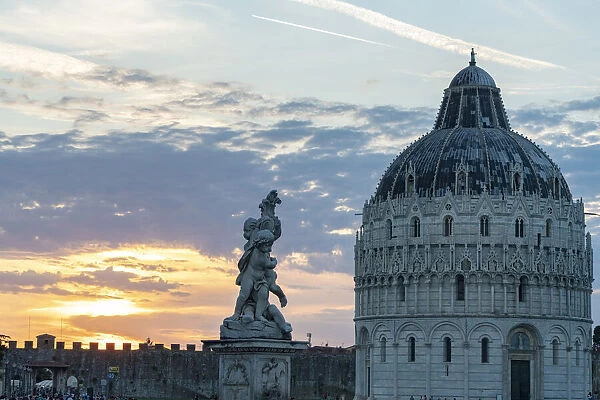 Statues and dome of the Baptistery at sunset, Piazza dei Miracoli (Piazza del Duomo)