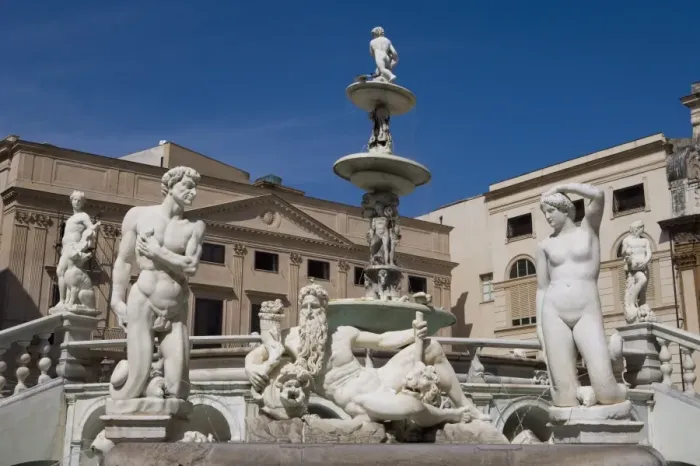 Framed Print : Statues and the Fontana Pretoria Framed Print : Statues and the Fontana Pretoria
