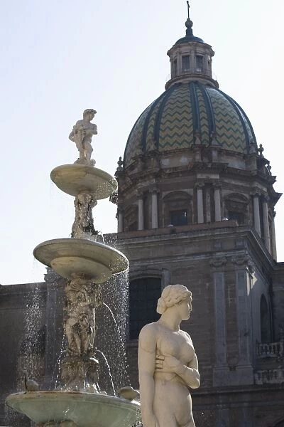 Statues and the Fontana Pretoria
