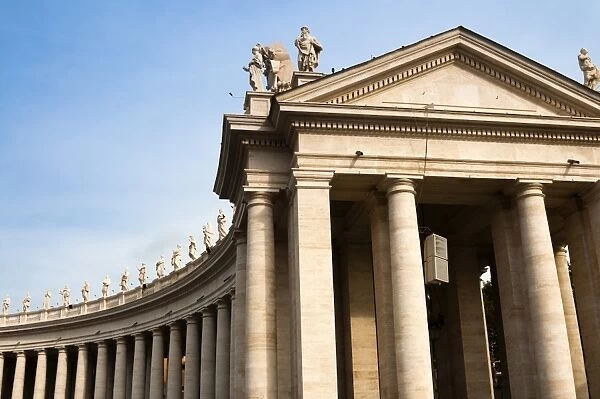Statues of saints, Berninis colonnade, St