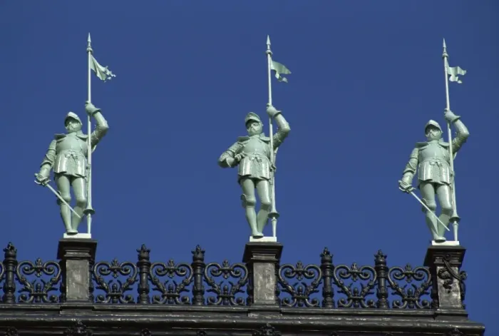 Framed Print : Statues of soldiers on the roof of the Hotel de Ville, Paris, France, Europe Framed Print : Statues of soldiers on the roof of the Hotel de Ville, Paris, France, Europe