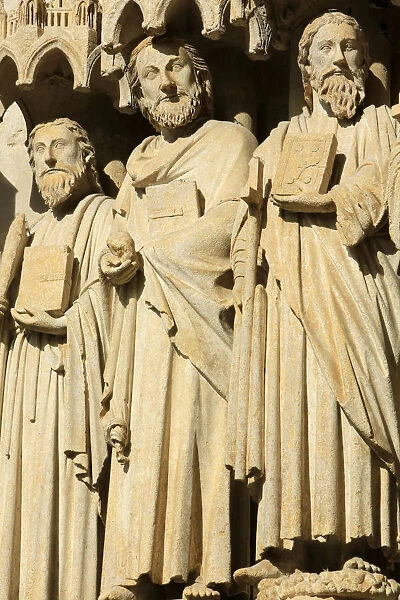 Statues in the splay and the left sidewall of the central portal depicting from right to
