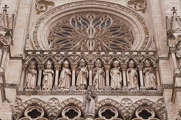 Statues on the tympanum of Notre Dame d Amiens Cathedral, UNESCO World Heritage Site, Amiens, Somme, Picardy, France, Europe