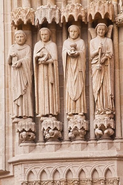 Statues on the west front of Notre Dame d Amiens Cathedral, UNESCO World Heritage Site, Amiens, Somme, Picardy, France, Europe