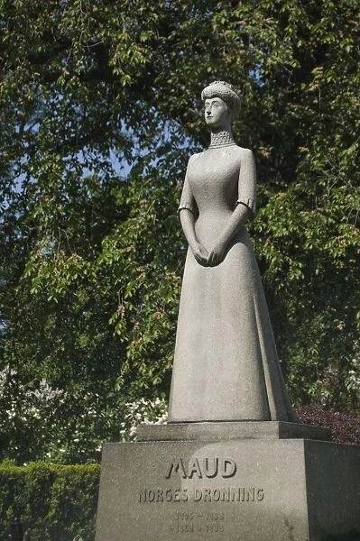 Staue of Maud, outside the Royal Palace, Oslo, Norway, Scandinavia, Europe