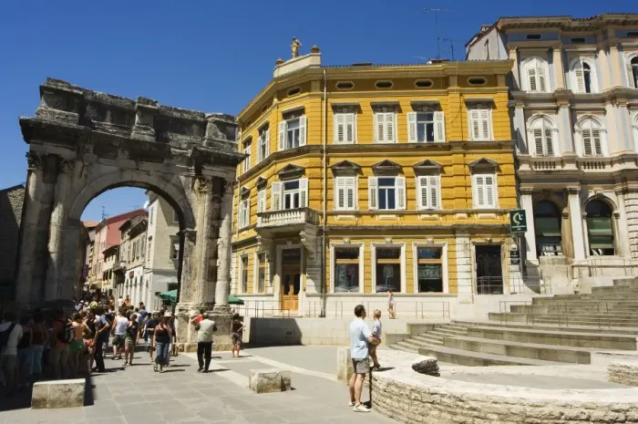 Framed Print : Stone arch in Old Town, Pula, Istria Coast, Croatia, Europe Framed Print : Stone arch in Old Town, Pula, Istria Coast, Croatia, Europe