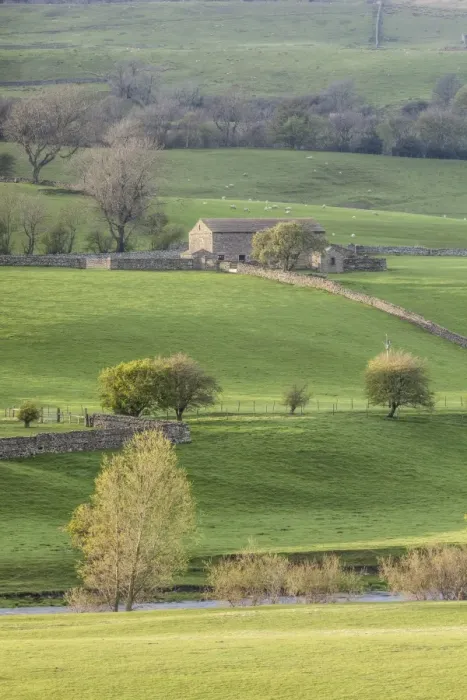 Framed Print : Stone barn in the Yorkshire Dales National Park, Yorkshire, England, United Kingdom