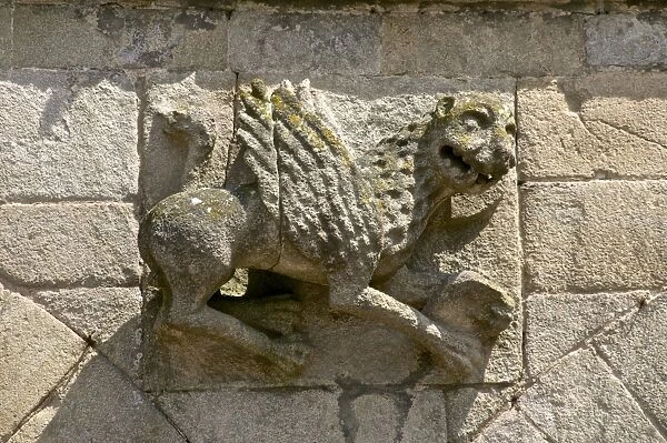Stone dragon carved on outside wall of St. Sauveur Basilica built between the 12th and 15th centuries, exterior Tomb of the heart of Dugesclin, Dinan, Brittany, France, Europe