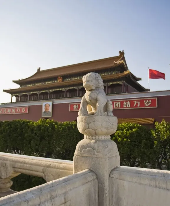 Framed Print : Stone lion statue at the main entrance to The Forbidden City, Chairman Mao Tsedongs portrait hanging above the doorway, Beijing