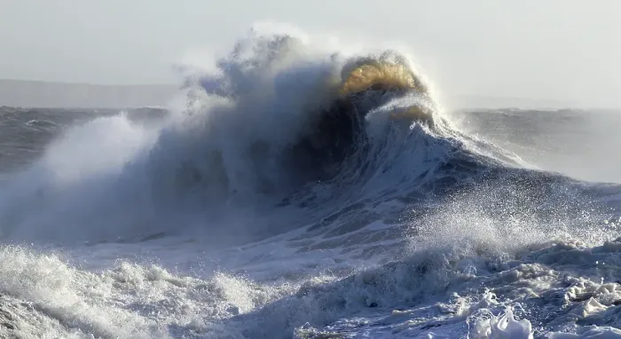Framed Print : Storm waves (Storm Eowyn), Porthcawl Pier, South Wales, United Kingdom