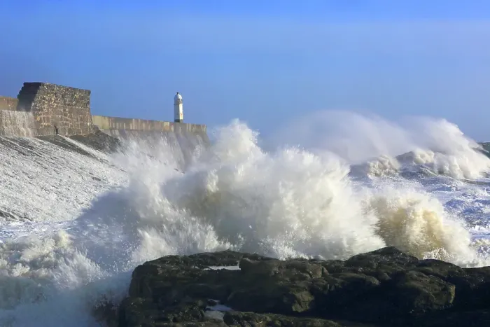 Framed Print : Storm waves (Storm Eowyn), Porthcawl Pier, South Wales, United Kingdom