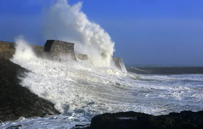 Framed Print : Storm waves (Storm Eowyn), Porthcawl Pier, South Wales, United Kingdom