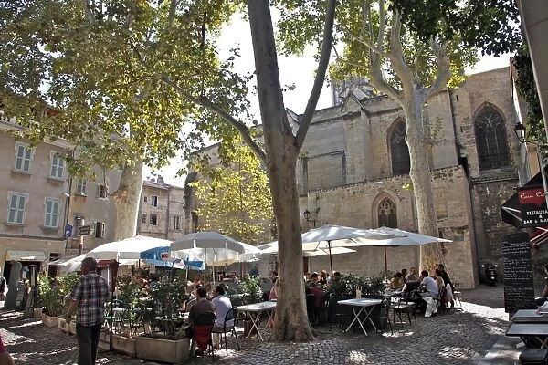 Street cafes in the old city of Avignon, Vaucluse, Provence, France, Europe