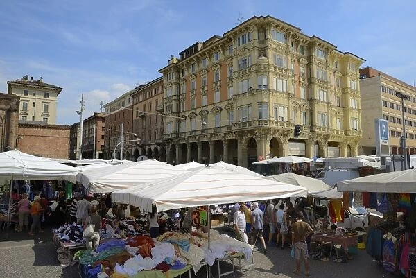 Street market, Via Irnerio, Bologna, Emilia-Romagna, Italy, Europe