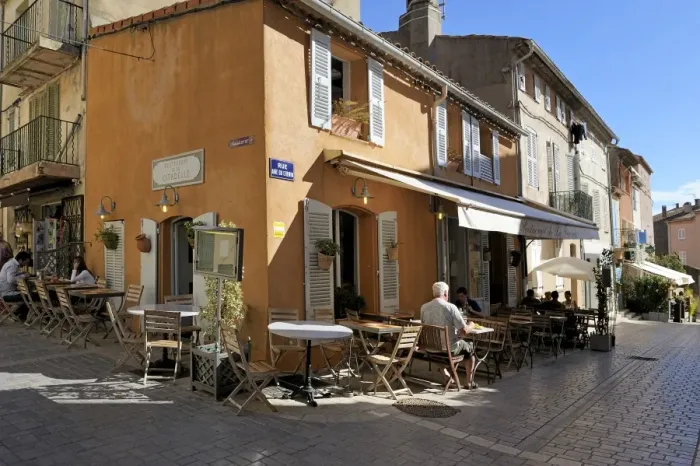 Framed Print : Back street restaurants, St. Tropez, Var, Provence, Cote d Azur, France, Europe