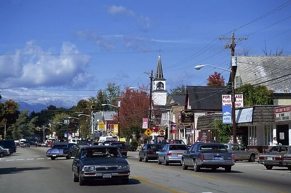 Street scene with cars in the town of North Conway