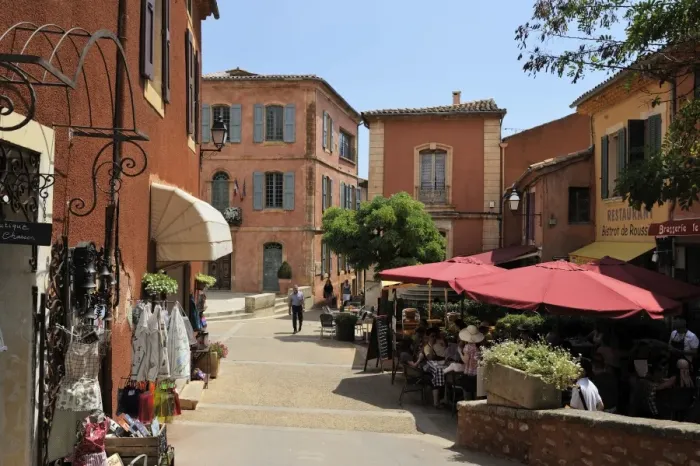 Framed Print : Street scene in the ochre coloured town of Roussillon, Parc Naturel Regional du Luberon