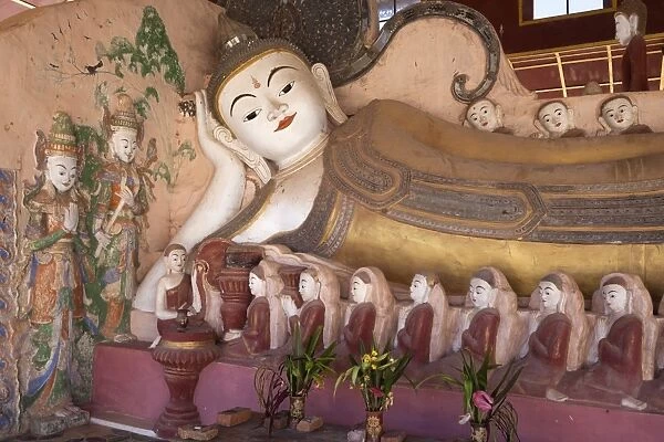Stucco sculpture of reclining Buddha, Tharkong Pagoda, Inle Lake, Shan State, Myanmar (Burma), Asia