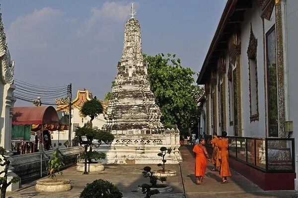 Stupa (chedi) and monks, Wat Phanan Choeng, Ayutthaya, UNESCO World Heritage Site