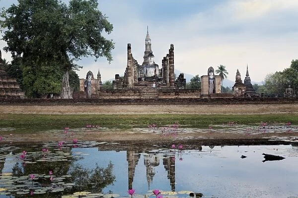 A Sukhothai era Buddha at Wat Mahathat, Sukhothai Historical Park, UNESCO World Heritage Site