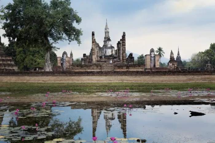 Framed Print : A Sukhothai era Buddha at Wat Mahathat, Sukhothai Historical Park, UNESCO World Heritage Site Framed Print : A Sukhothai era Buddha at Wat Mahathat, Sukhothai Historical Park, UNESCO World Heritage Site