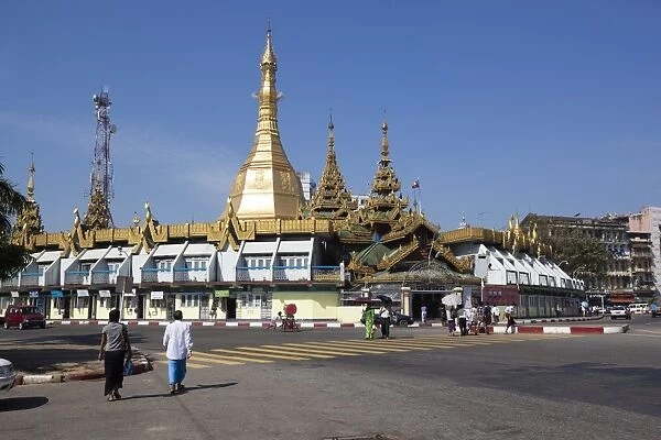 Sule Pagoda on roundabout, Yangon (Rangoon), Yangon Region, Myanmar (Burma), Asia