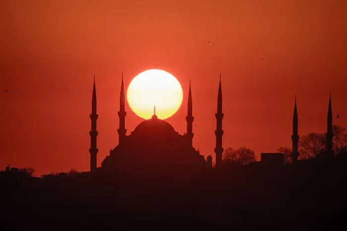 Framed Print : Sun perfectly aligned at sunset on Sultanahmet Camii Mosque dome, UNESCO World Heritage Site, Istanbul, Turkey, Europe Framed Print : Sun perfectly aligned at sunset on Sultanahmet Camii Mosque dome, UNESCO World Heritage Site, Istanbul, Turkey, Europe