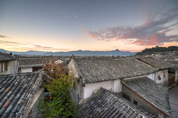 Framed Print : The sun is about to rise over the roofs and mountains of Lijiang Old Town, UNESCO World Heritage Site, Lijiang, Yunnan, China, Asia Framed Print : The sun is about to rise over the roofs and mountains of Lijiang Old Town, UNESCO World Heritage Site, Lijiang, Yunnan, China, Asia